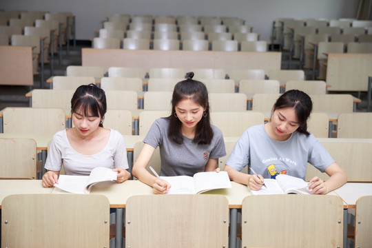 女学生们坐在教室里认真做作业