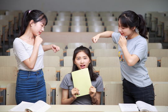 女学生们对着同学做着手势