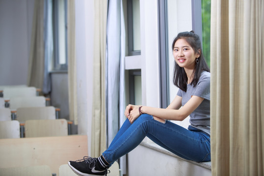 坐在窗台上的女学生