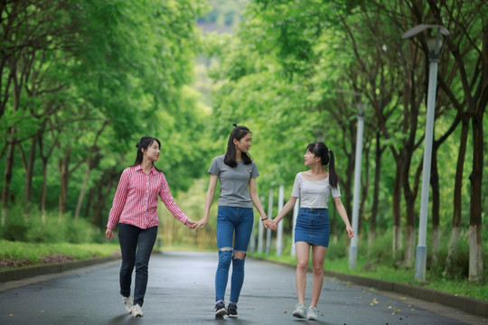 女学生们拉着手微笑着聊着天