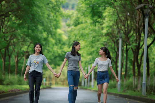 手拉手聊天的女学生们