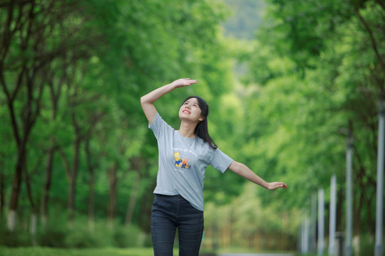 微笑着抬起手看着上方的女学生