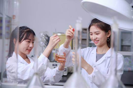 微笑的两名大学生在实验室里做实验