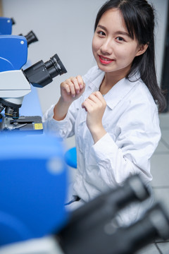 坐在实验室里做实验的女学生