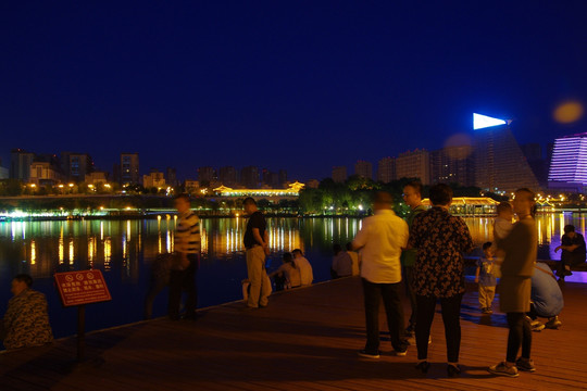 西安曲江池南湖夜景