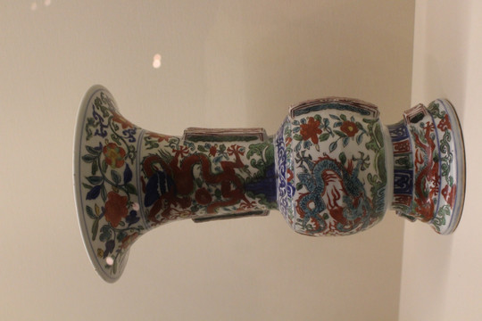 龙纹陶瓷花瓶