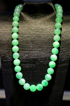 绿色翡翠圆珠项链