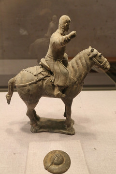 元代的骑马武士陶俑