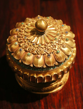 清代铜鎏金嵌松石莲瓣式圆盒