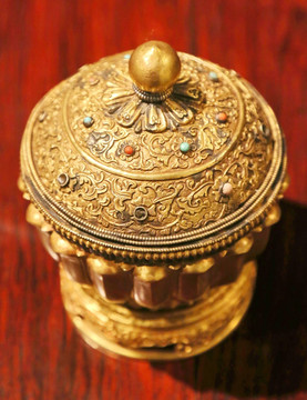 清代的铜鎏金嵌松石莲瓣式圆盒