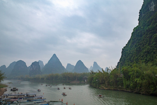 桂林山水漓江山水竹筏