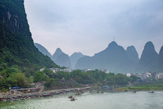 桂林山水漓江山水竹筏