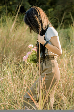 黄昏草地草丛中的美少女侧影