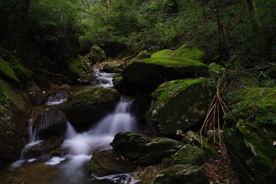 小溪流水