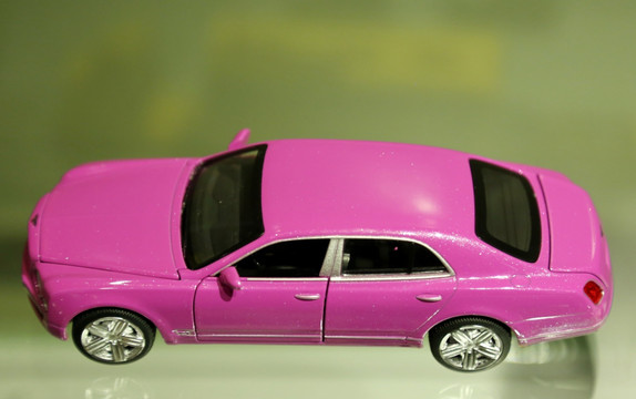 粉红色小汽车模型