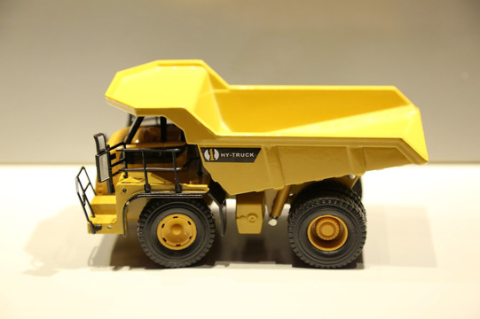 巨型黄色矿山运输车模型
