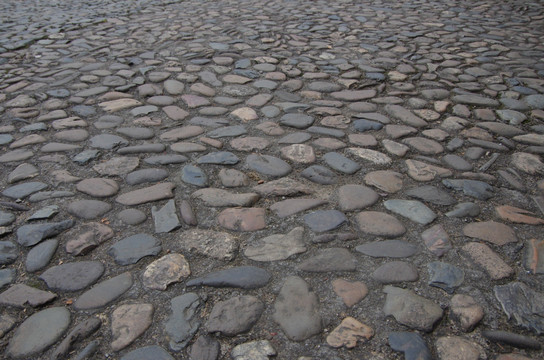 石头铺成的道路