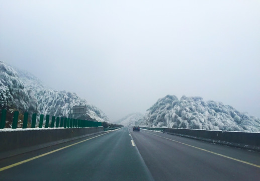 公路雪景