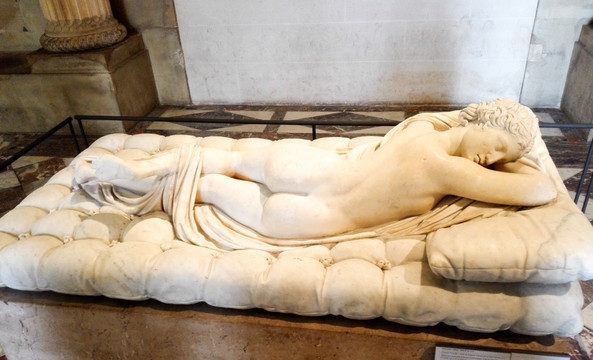 卢浮宫雕塑沉睡的海尔玛弗狄忒