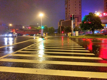 城市雨夜的斑马线