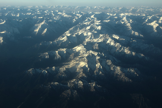 俯拍雪山