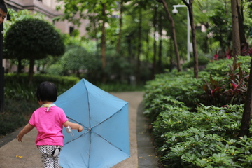 女童拿着伞背影