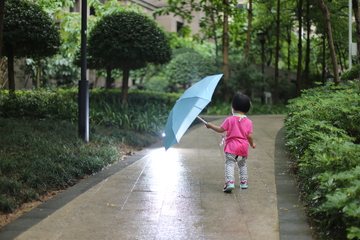 女童拿着伞