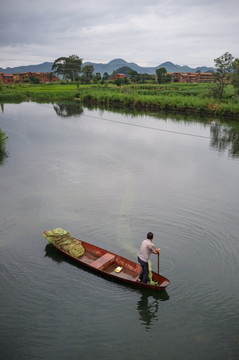 渔民划船