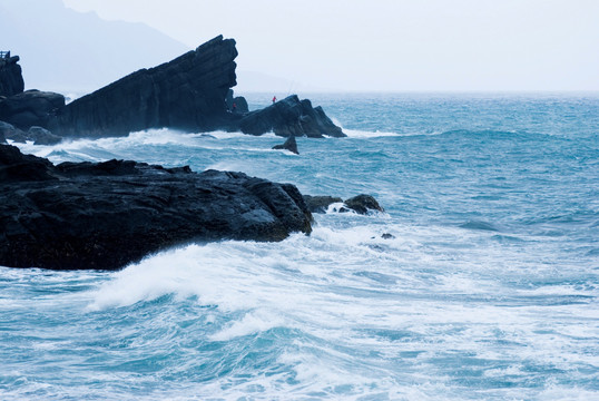 多岩石的海岸的波浪