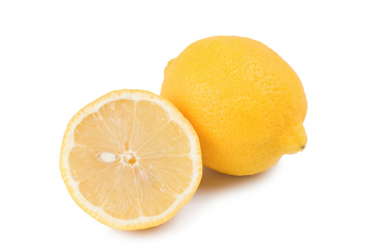 白色背景的柠檬果实