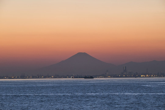 黄昏的富士山剪影