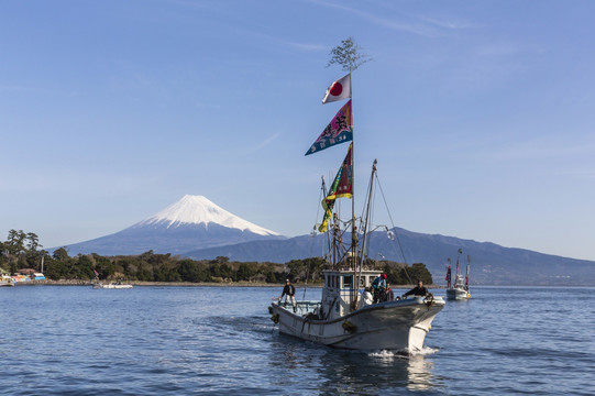 日本鱼船和富士山