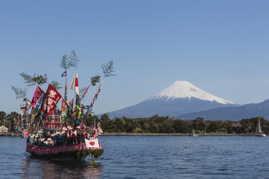 日本鱼船和富士山