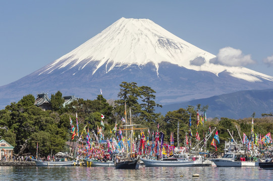 日本鱼船和富士山