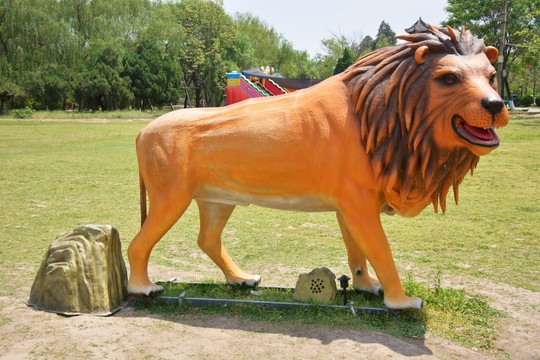 公园里的狮子雕塑
