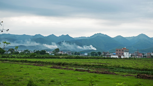 田野 村庄 远山 炊烟