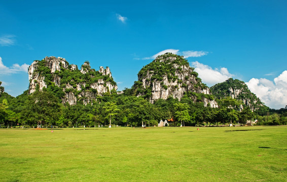 南山公园 草坪 石山 蓝天