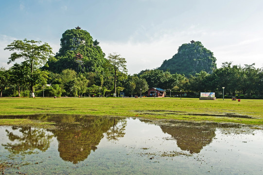 南山公园 草坪 石山 蓝天