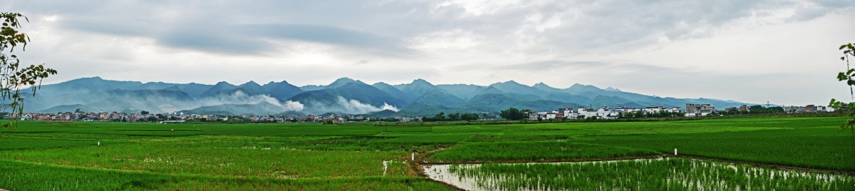 田野 村庄 山峰 炊烟