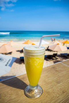 沙滩上的橙汁