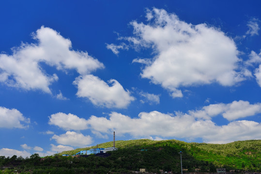 蓝天白云山峦