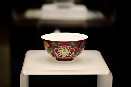 清雍正 珐琅彩牡丹纹碗