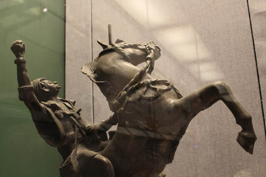 骑马武士铜像