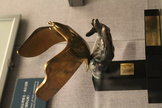 铜雕手和鸽子