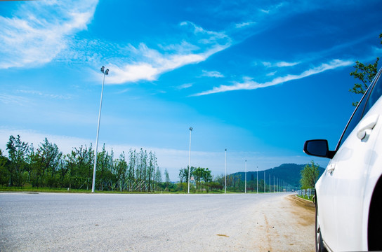 行驶在路上的汽车