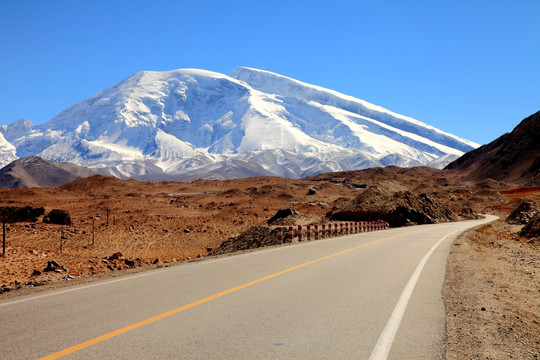 高原雪山