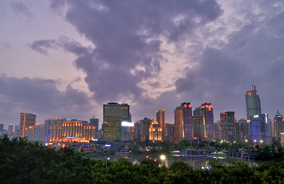 愈夜愈美丽