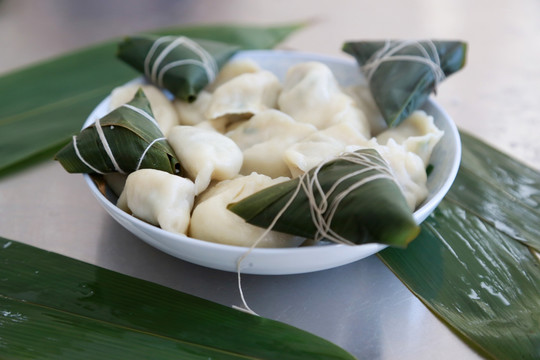 煮好的饺子和粽子