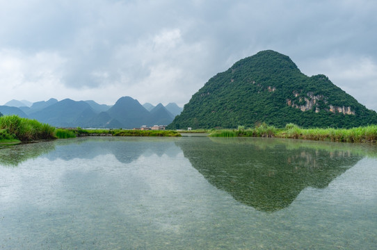 群山倒影