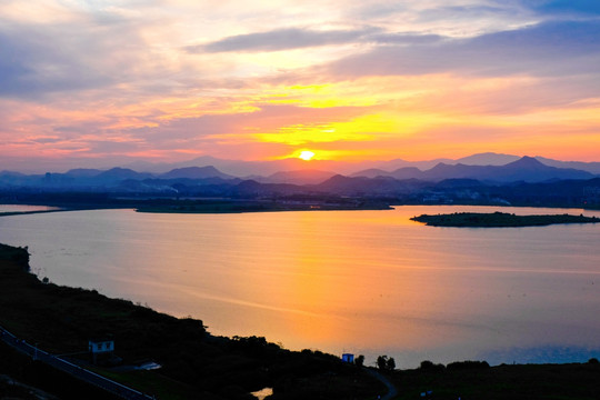 蓝天 水库 夕阳